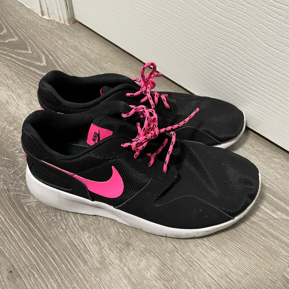Nike Running/ Walking Sneakers - no idea what these are called